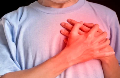 Homme souffrant d'une douleur thoracique latérale gauche