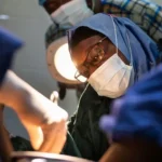 Un oncologue pratique une intervention chirurgicale sur un patient dans un hôpital de Minna, au Nigeria.