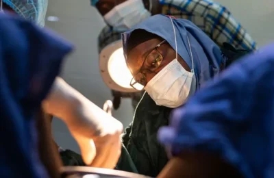 Un oncologue pratique une intervention chirurgicale sur un patient dans un hôpital de Minna, au Nigeria.