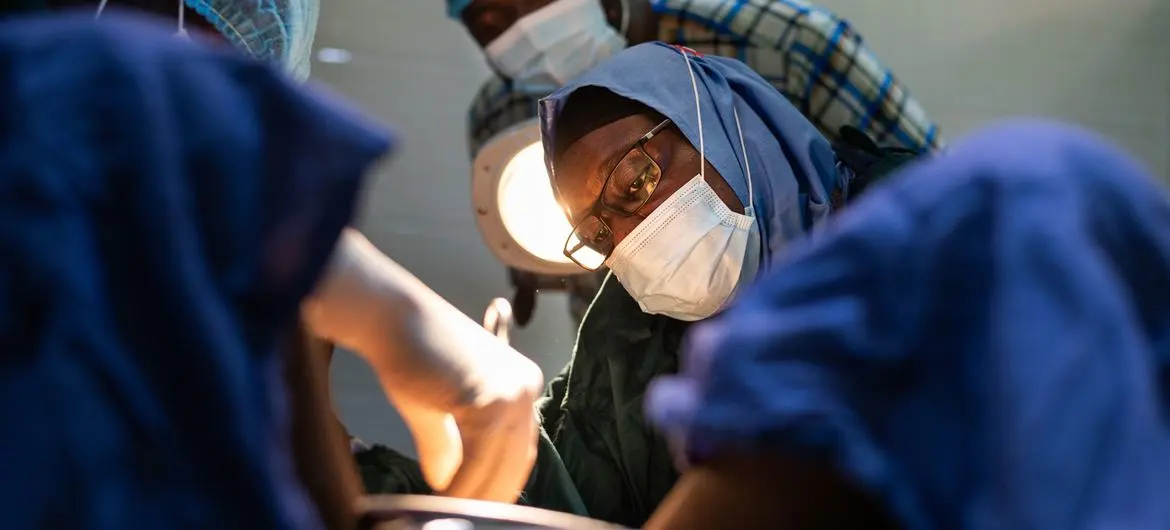 Un oncologue pratique une intervention chirurgicale sur un patient dans un hôpital de Minna, au Nigeria.